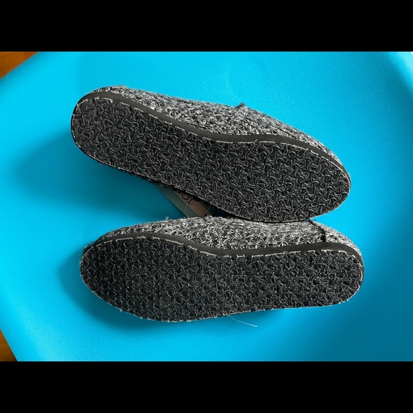 TOMS Belmont black sweater knit w/faux fur shoe - Picture 3 of 6